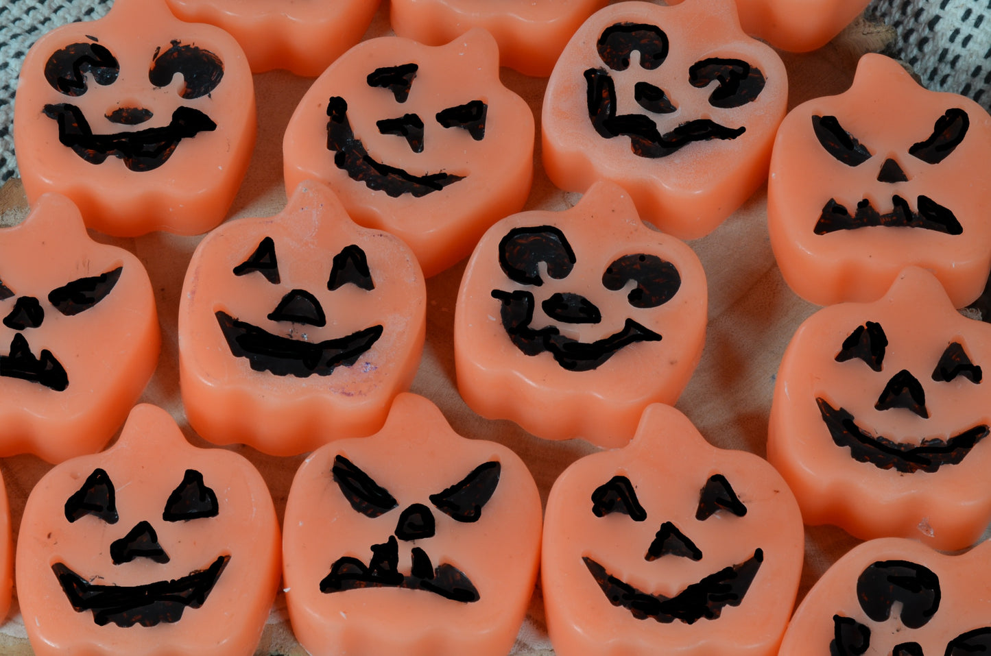 Halloween-Special: Set mit 6 Halloween-Kürbiskerzen mit Gesichtern. + Gratis-Drehung zu Halloween