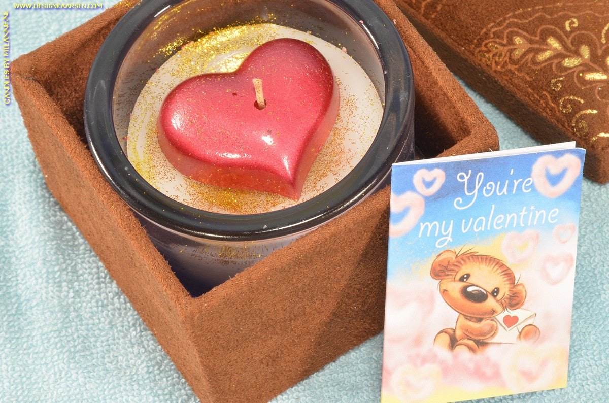 Herz in einer Schachtel, romantische Kerze zum Valentinstag 2025